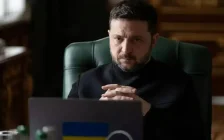 Зеленский Трамптың Ресеймен мәмілесінен кейін өзін сатылғандай сезінетінін мойындады