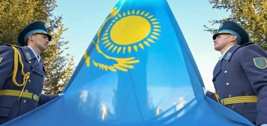 Тоқаевтың қатысуымен Республика күніне орай Мемлекеттік ту көтерілді