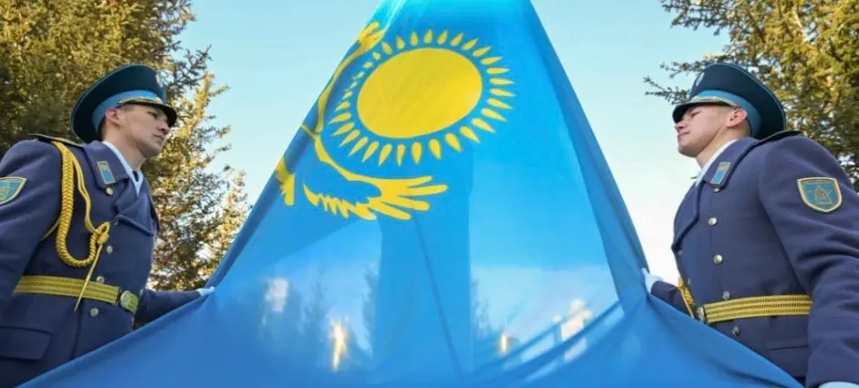 Тоқаевтың қатысуымен Республика күніне орай Мемлекеттік ту көтерілді