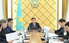 Ерлан Қошанов Халық Кеңесі Төралқасының алғашқы отырысын өткізді
