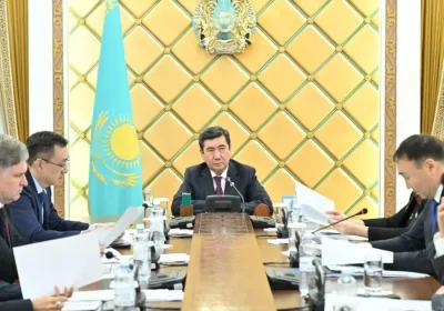 Ерлан Қошанов Халық Кеңесі Төралқасының алғашқы отырысын өткізді