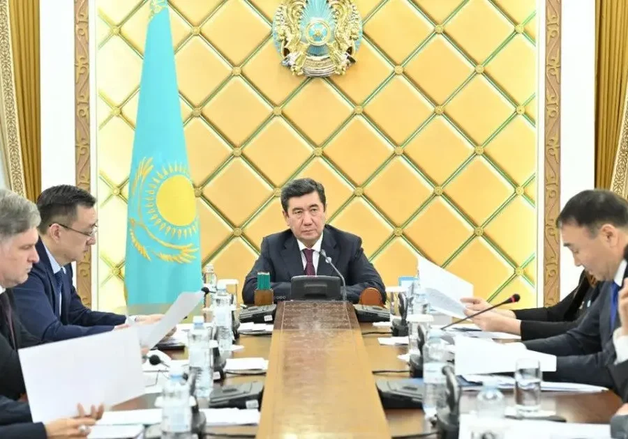 Ерлан Қошанов Халық Кеңесі Төралқасының алғашқы отырысын өткізді