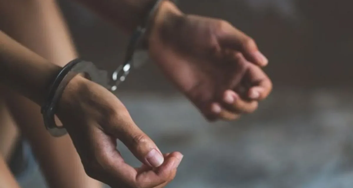 Сингапурда 49 жастағы әйел екі жігітті сүйгені үшін төрт ай үш аптаға бас бостандығынан айырылды