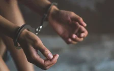 Сингапурда 49 жастағы әйел екі жігітті сүйгені үшін төрт ай үш аптаға бас бостандығынан айырылды