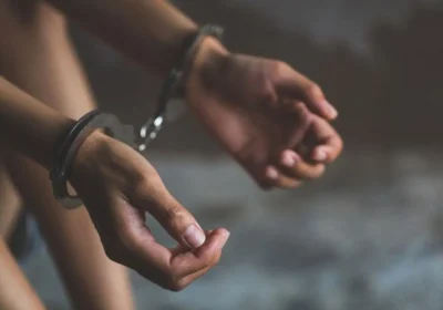 Сингапурда 49 жастағы әйел екі жігітті сүйгені үшін төрт ай үш аптаға бас бостандығынан айырылды