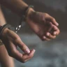 Сингапурда 49 жастағы әйел екі жігітті сүйгені үшін төрт ай үш аптаға бас бостандығынан айырылды