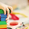 Ақтауда ойын алаңындағы сырғанақ баланың саусағын қиып кетті: тұрғындар әкімдікке шағымданды