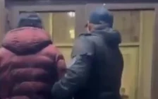 Астанада автобуста қызға әдепсіз әрекет жасаған ер адам 10 тәулікке қамалды