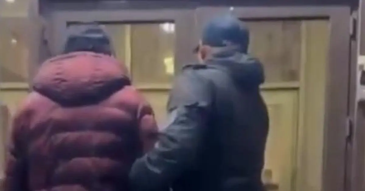 Астанада автобуста қызға әдепсіз әрекет жасаған ер адам 10 тәулікке қамалды