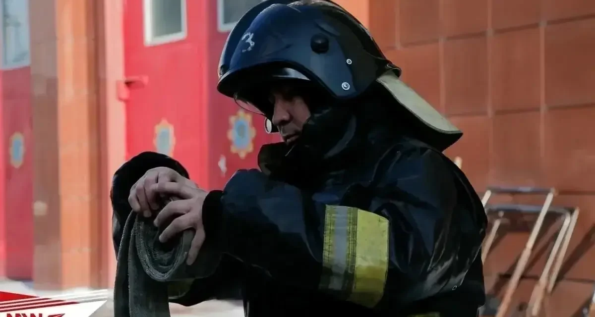 Астанада ер адамды үш метрлік траншеядан экскаватормен шығарды