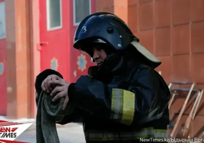 Астанада ер адамды үш метрлік траншеядан экскаватормен шығарды