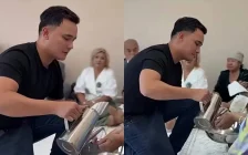«Одан кішірейіп кетпейсің»: Әли Оқапов қайын жұртында үлкендерге қызмет көрсетті (ВИДЕО)