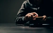 «Несие рәсімдеп жатыр»: СҚО-да зейнеткер алаяқтарға алданып, пәтерінен айырылып қалды