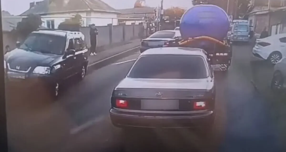 Алматыда жүргізуші бірнеше көлікті соғып, тротуардағы екі бозбаланы қағып кетті (ВИДЕО)