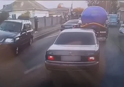 Алматыда жүргізуші бірнеше көлікті соғып, тротуардағы екі бозбаланы қағып кетті (ВИДЕО)