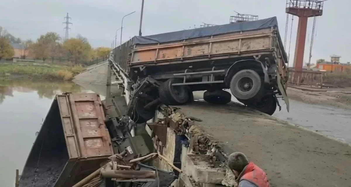 Петропавлда жүк көлігі көпірден құлап кетті