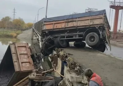 Петропавлда жүк көлігі көпірден құлап кетті