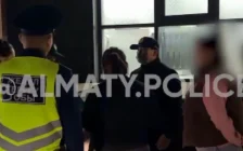 Алматыда тапанша мен оқ-дәрі ұстаған әйел қолға түсті (ВИДЕО)