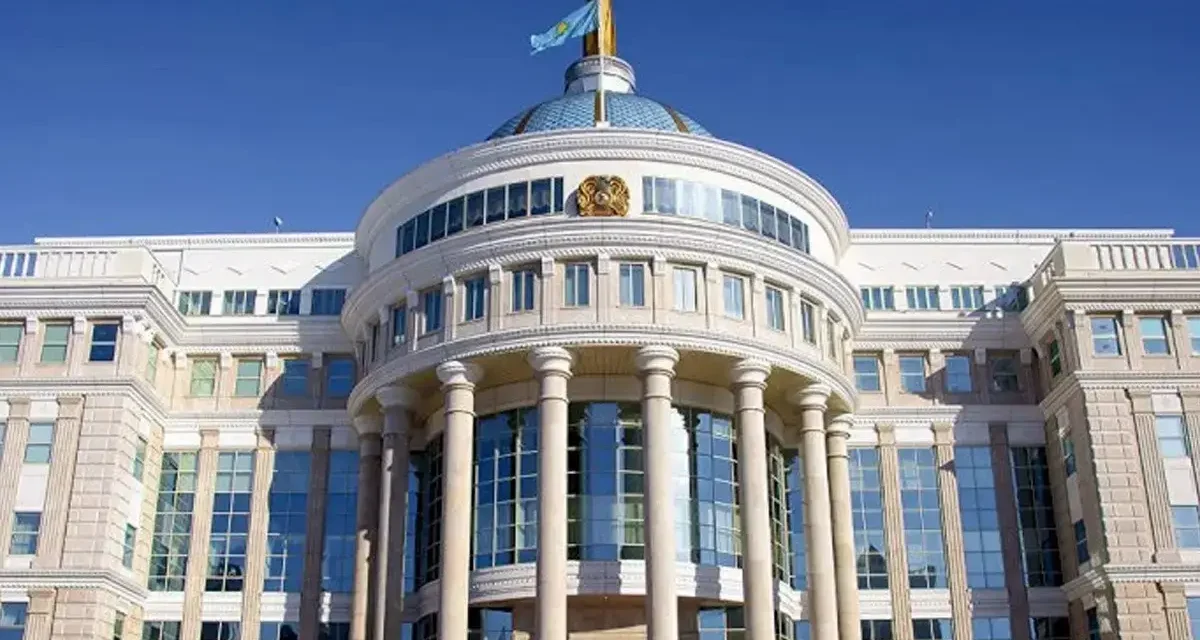 Тоқаев Жезқазған мыс балқыту зауытының қызметкерін «Қазақстанның Еңбек Ері» атағымен марапаттады