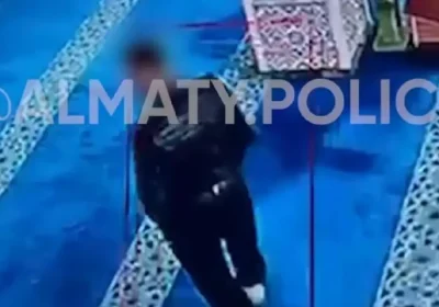 Құдай үйіндегі қылмыс: Алматыда намазханның мешіттен телефон ұрлаған сәті видеоға түсіп қалды