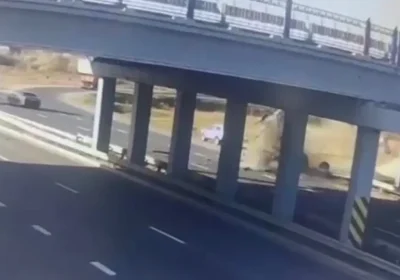 Астанада Tesla көлігімен соқтығысқан жүк көлігі көпірден құлап кетті