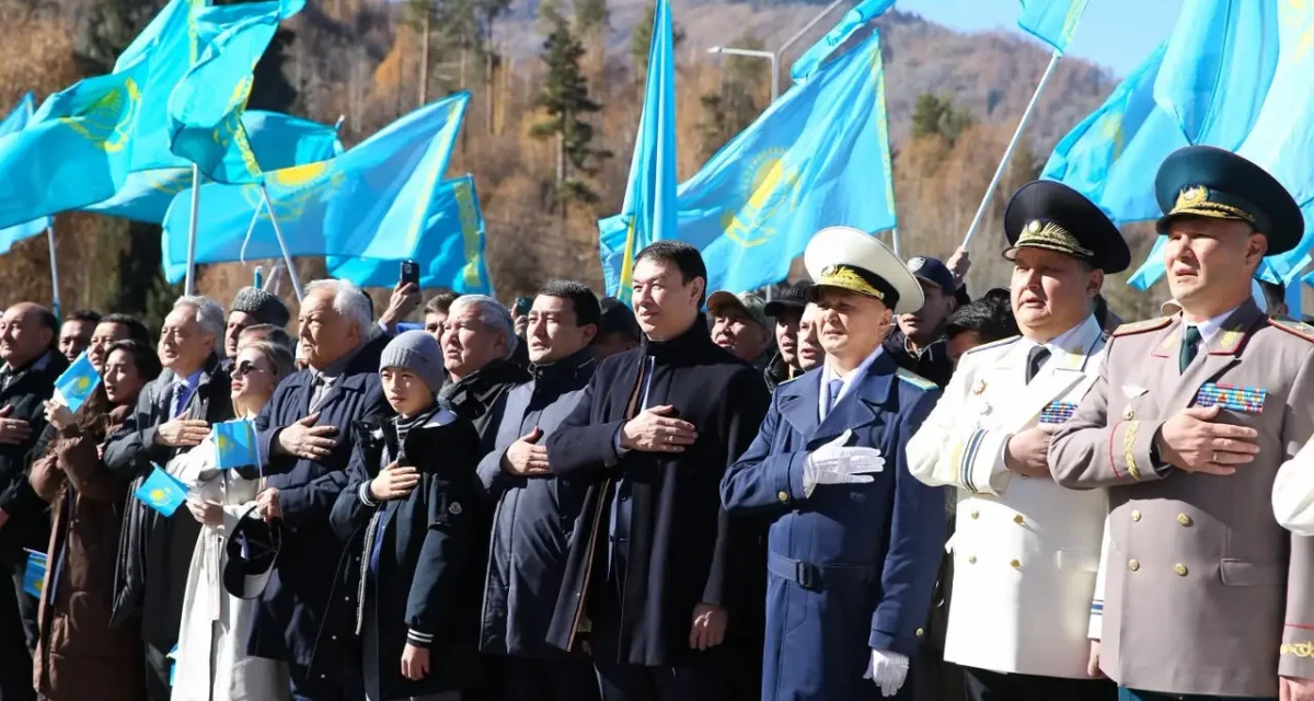 Алматыда Республика күніне орай Мемлекеттік Ту көтерілді