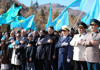 Алматыда Республика күніне орай Мемлекеттік Ту көтерілді