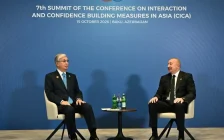 Тоқаев Бакуде Әлиевпен кездесіп, стратегиялық серіктестікті тереңдетуге келісті
