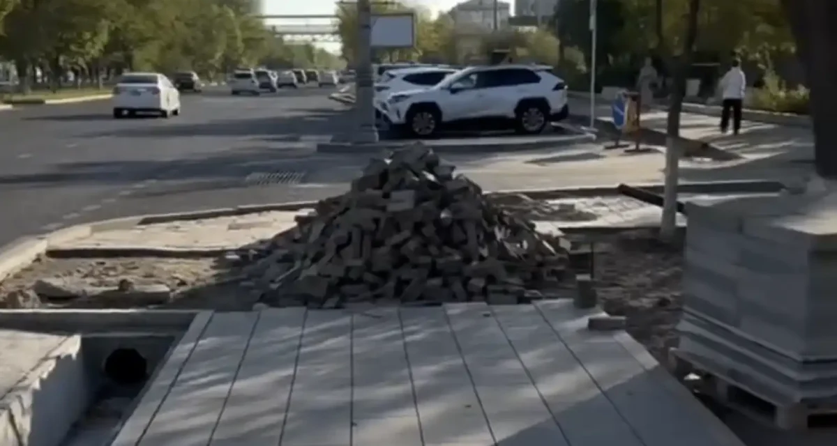 «Бір көшеге ақша бар, қалғанына жоқ па?»: Атырауда жаңа мектеп салынды, бірақ тротуар ұмыт қалған