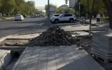 «Бір көшеге ақша бар, қалғанына жоқ па?»: Атырауда жаңа мектеп салынды, бірақ тротуар ұмыт қалған