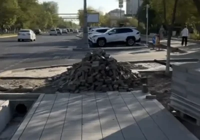 «Бір көшеге ақша бар, қалғанына жоқ па?»: Атырауда жаңа мектеп салынды, бірақ тротуар ұмыт қалған