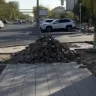 «Бір көшеге ақша бар, қалғанына жоқ па?»: Атырауда жаңа мектеп салынды, бірақ тротуар ұмыт қалған