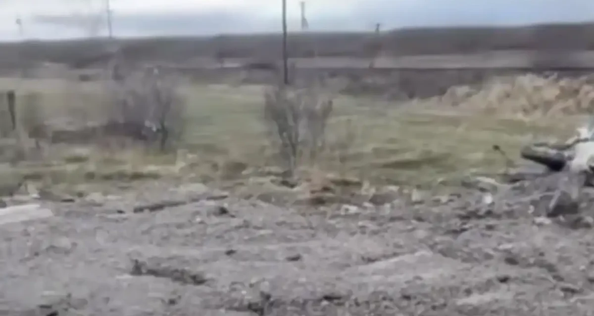 «Ескісі де жоқ, жаңасы да жоқ»: ШҚО-да аялдамаларды сүріп тастаған шенеуніктер тұрғындарды далада қалдырды