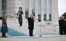 Тоқаев Республика күніне орай Мемлекеттік ту рәсіміне қатысты