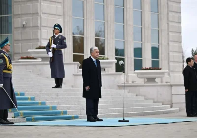 Тоқаев Республика күніне орай Мемлекеттік ту рәсіміне қатысты