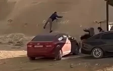 Маңғыстауда ер адам жартасқа жазу қашап, видеоға түсті