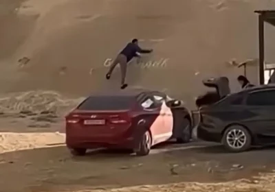 Маңғыстауда ер адам жартасқа жазу қашап, видеоға түсті