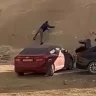 Маңғыстауда ер адам жартасқа жазу қашап, видеоға түсті