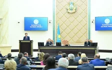 Ерлан Қошанов Республика күні қарсаңында мемлекеттік наградалар тапсырды