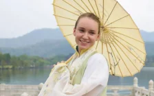 Елена Рыбакина дәстүрлі қытай киімін киіп, әлеуметтік желіде бейне жариялады